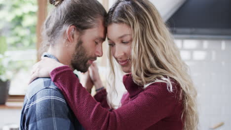 Feliz-Pareja-Diversa-Bailando-En-La-Cocina-De-Casa,-En-Cámara-Lenta