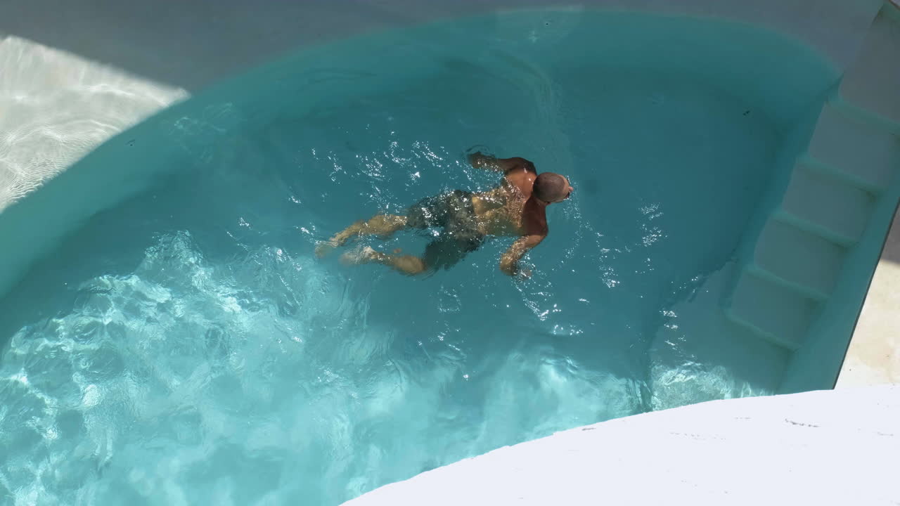 수영장 에 있는 사람