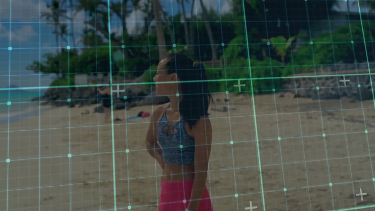 La telecamera si sposta mostrando un atleta da spiaggia che scruta un surfista lontano sotto un'overlay a griglia che mostra tecnologia.