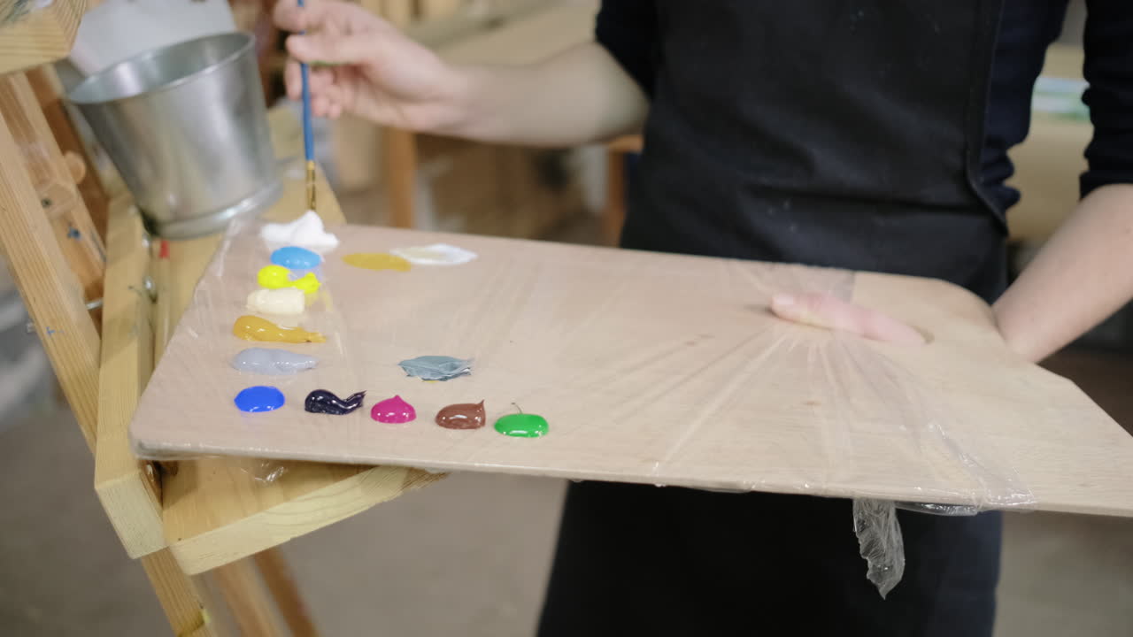 스튜디오에서 그림 그리는 예술가