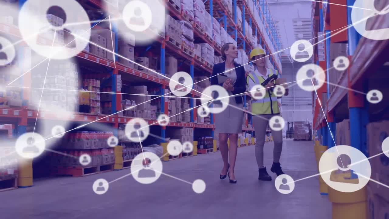 red de iconos de perfil contra la supervisora caucásica y la trabajadora que comprueba el stock en el almacén