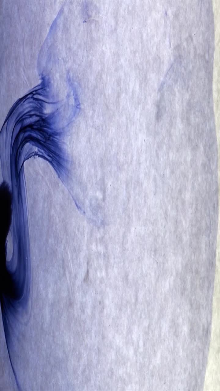 Inchiostro blu scuro astratto che si diffonde su sfondo bianco