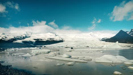 canot sur un lac glacé