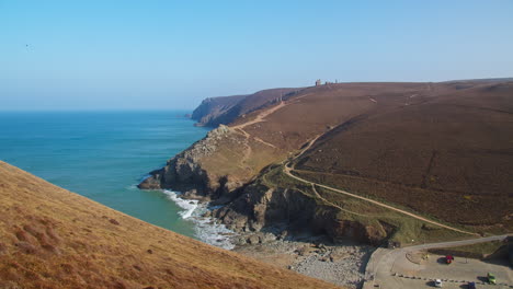 Playa-Aislada-De-Chapel-Porth-Entre-Imponentes-Promontorios-En-La-Costa-Norte-De-Cornualles-En-El-Reino-Unido