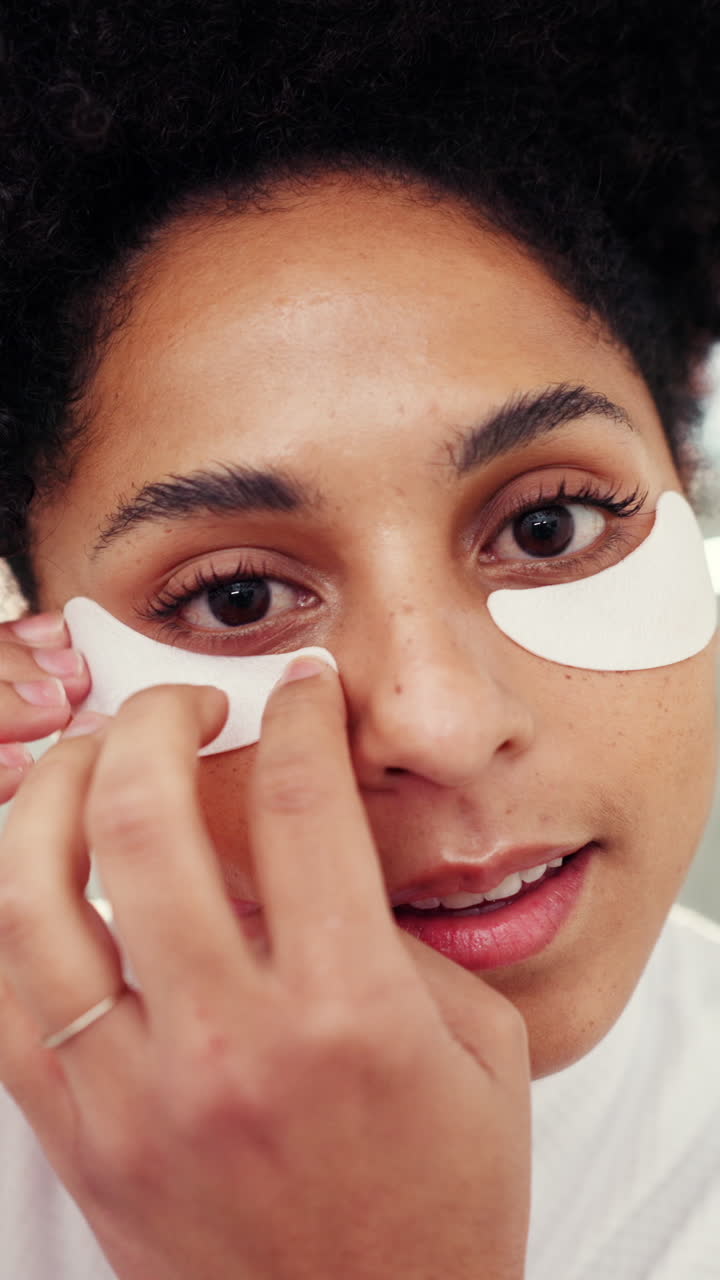 Mujer aplicando parches en los ojos