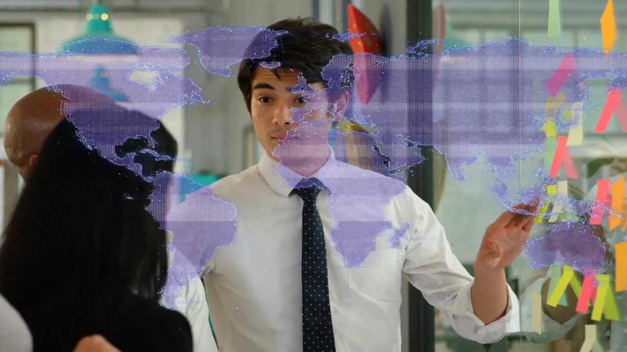 Presentador señalando un cristal y dirigiendo un plan de negocios, mapa morado fusionándose con el presentador, notas.