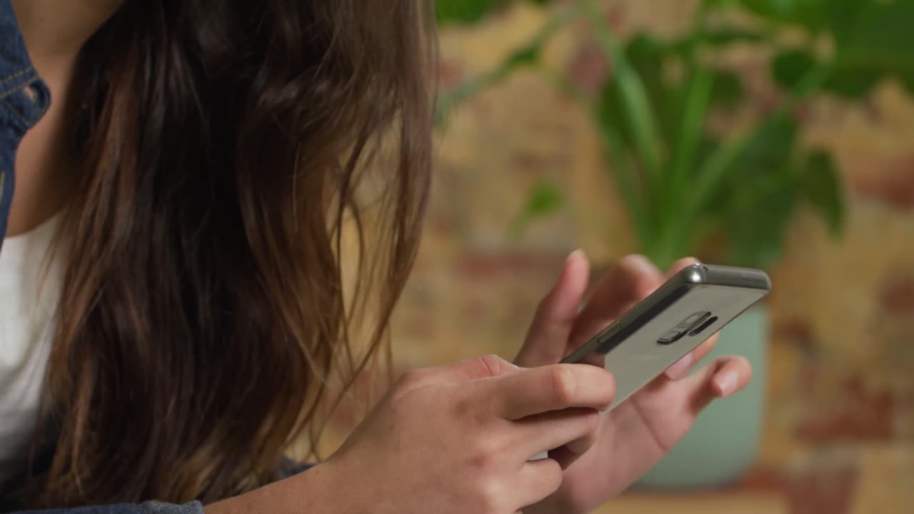 mujer caucásica usando su teléfono