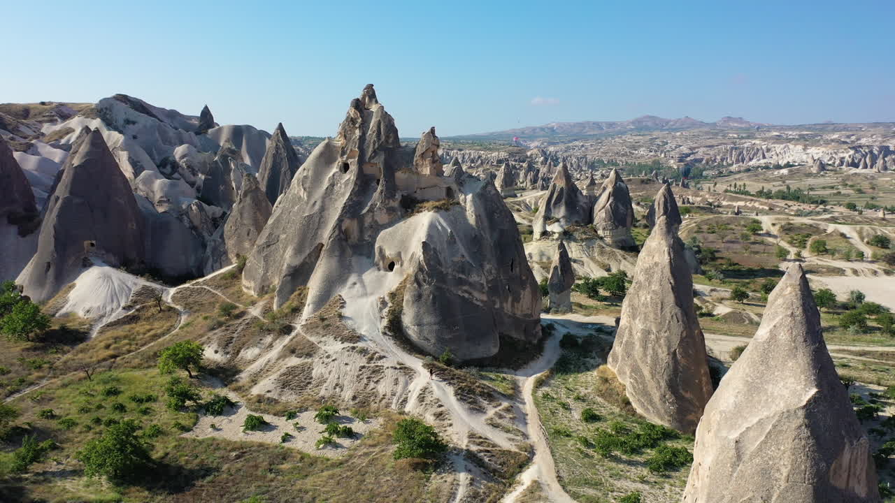 épica que revela la toma de un dron cinemático giratorio de una gran roca rodeada de montañas y capadocia, turquía