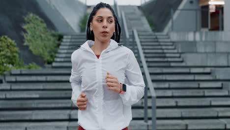mujer, fitness y correr en la lluvia en las escaleras
