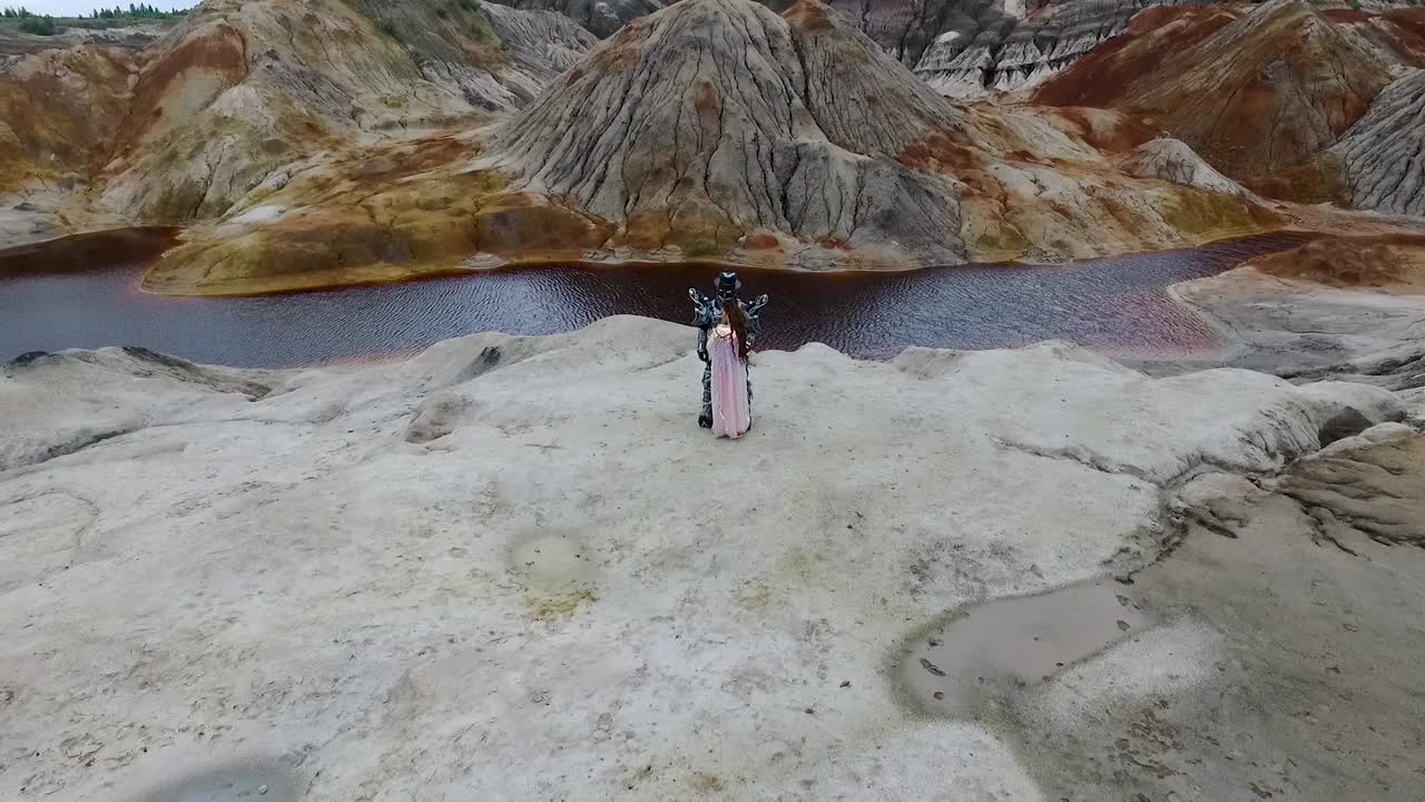 mujer con vestido rosa en una cantera colorida