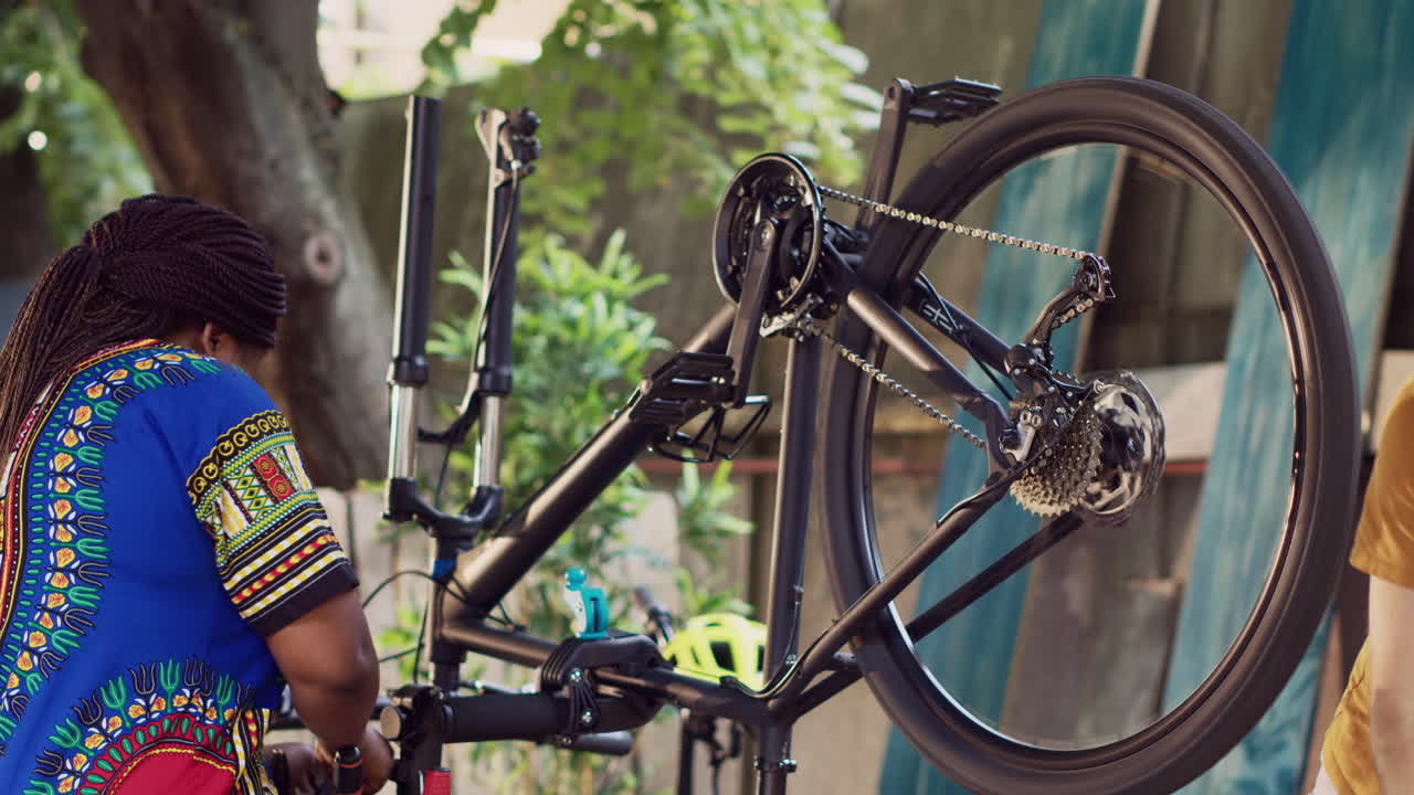 도구 를 가지고 자전거 를 수리 하는 부부