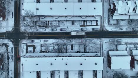 vista de los pájaros de arriba de un autobús de la ciudad conduciendo en una calle nevada