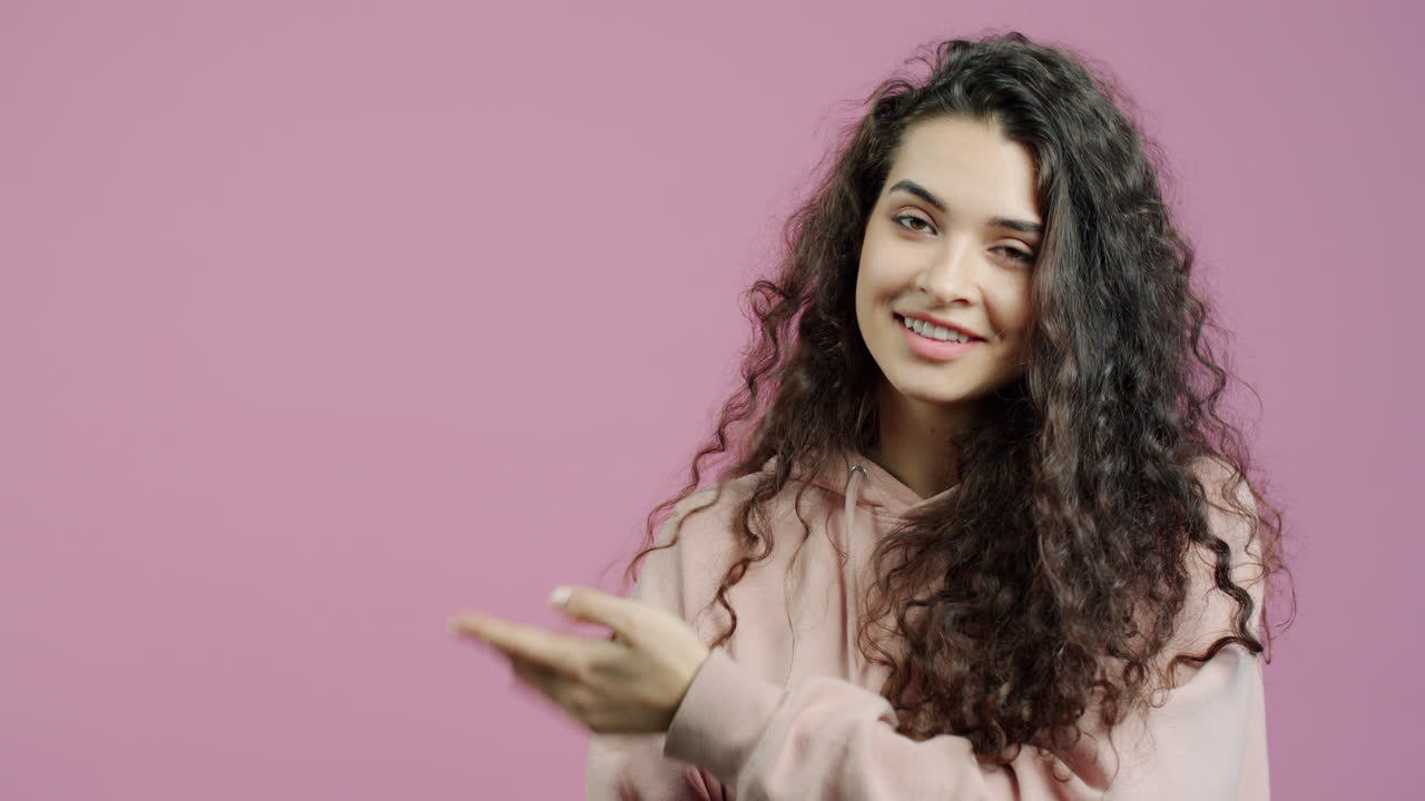 una mujer joven con capucha.