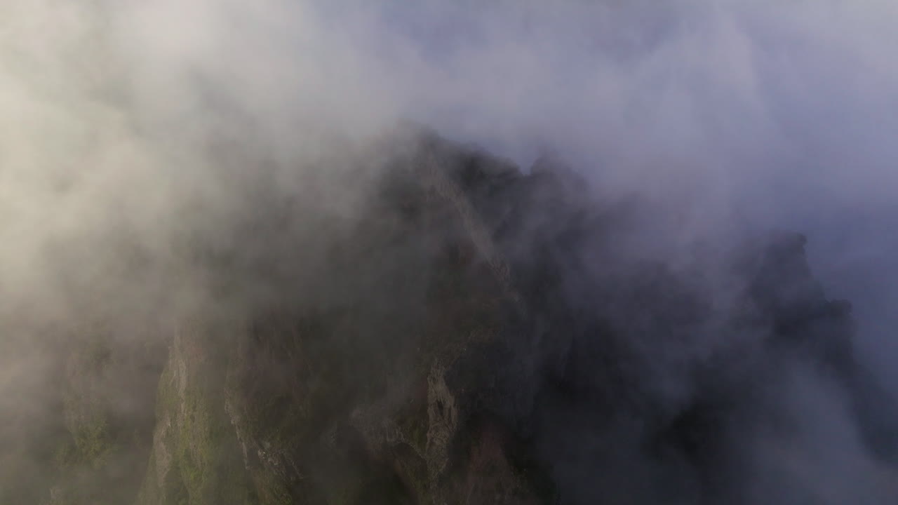 포르투갈 마데이라 섬의 피코 두 아리에이로를 감싸는 안개 구름
