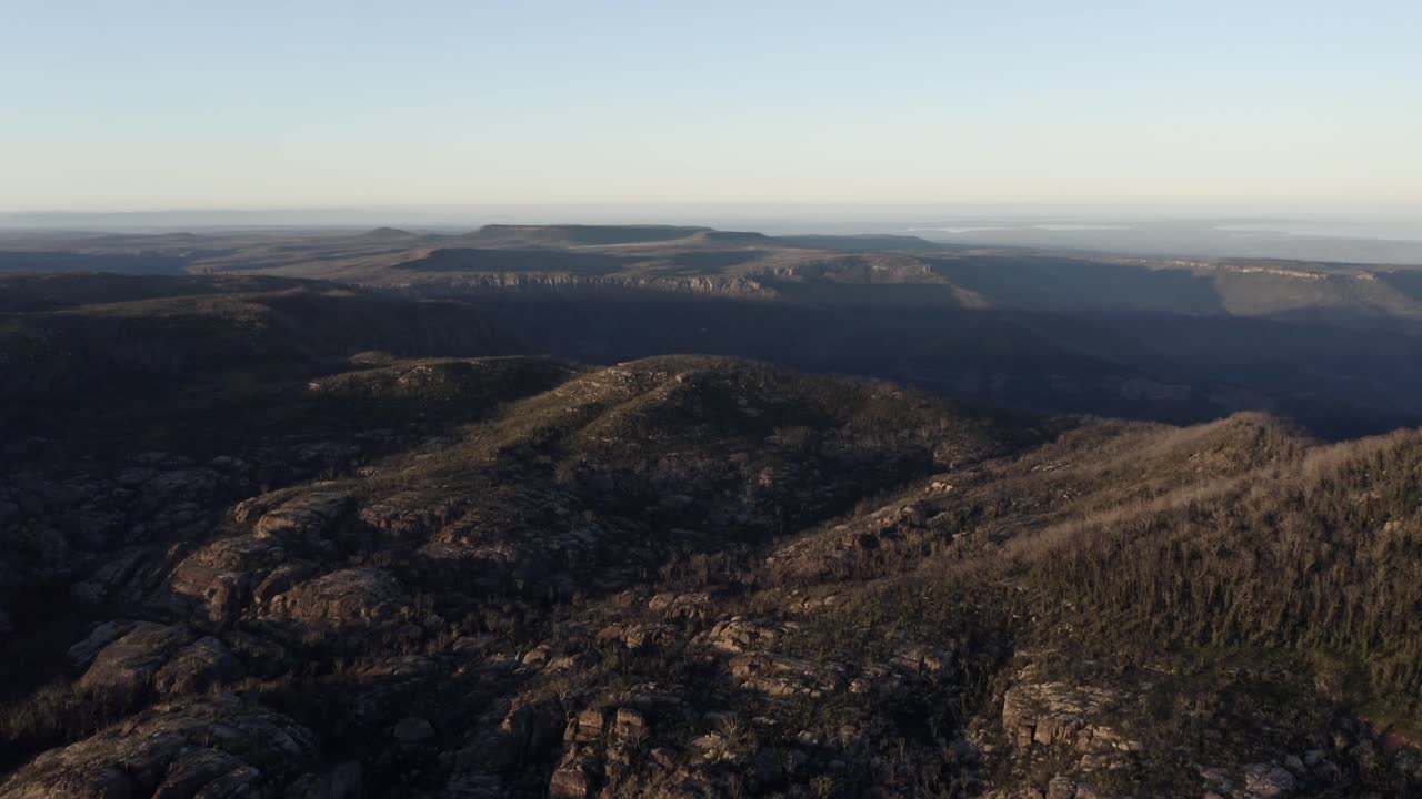 맑은 날 일출 동안 바위 고원의 공중 촬영