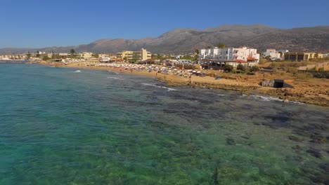 Die-Touristenstadt-Stalis-Mit-Strandbädern-Im-Sommer