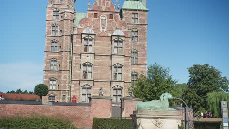 Tiro-Inclinado-Del-Castillo-De-Rosenborg---Castillo-De-Rosenborg-En-El-Jardín-Del-Rey-En-Copenhague,-Dinamarca