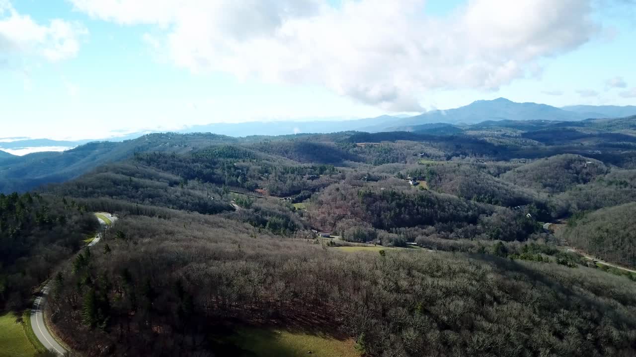 노스 캐롤라이나 부는 바위 근처 배경에 할아버지 산이 있는 공중 노스 캐롤라이나 고지, 아래에 블루 릿지 파크웨이가 있는 분 노스 캐롤라이나, 분 노스 캐롤라이나