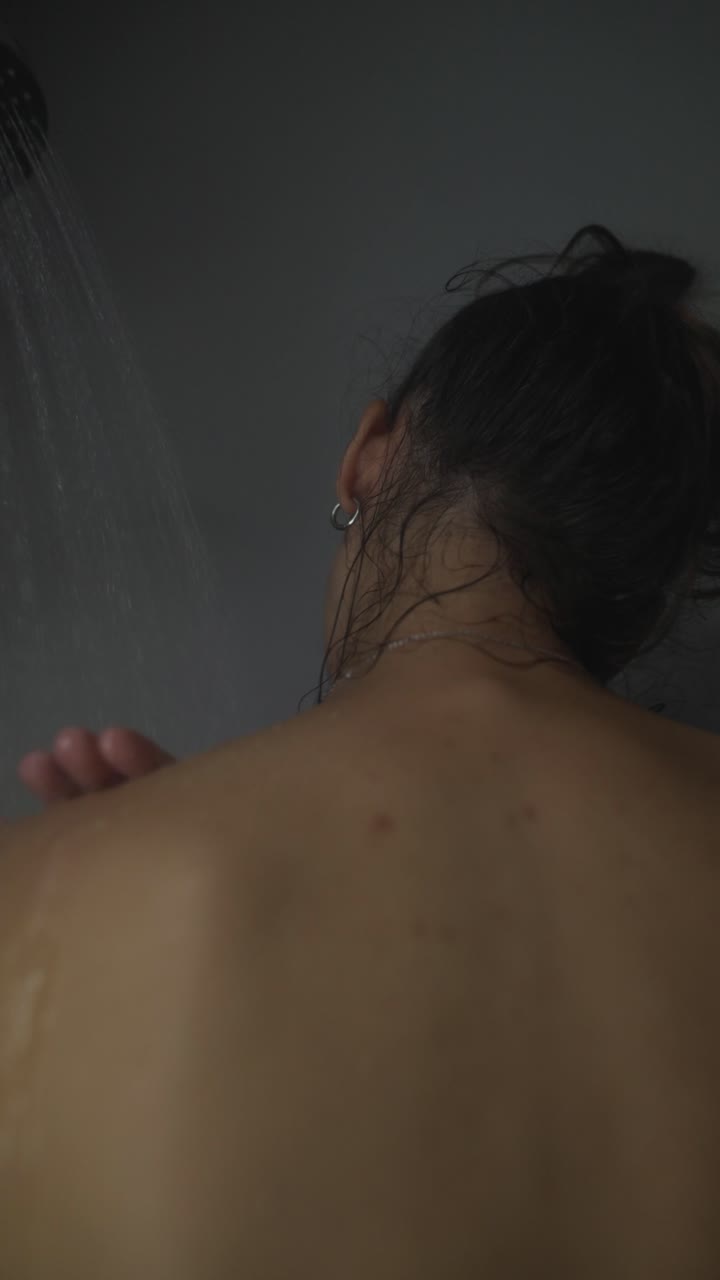 욕실에서 샤워하는 여자