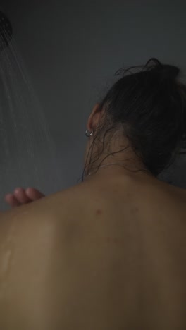 mujer duchándose en el baño
