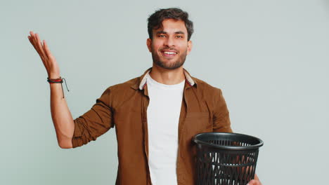 hombre quitando, arrojando gafas a la basura después de la cirugía de terapia con láser de visión médica