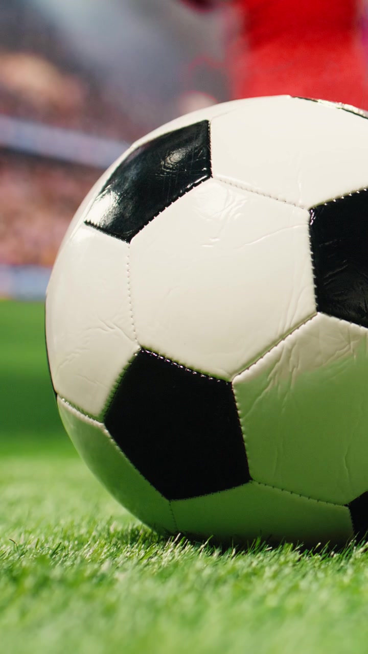 Video vertical: Jugador de fútbol negro ejecutando un intento de tiro libre para marcar un gol para el equipo rojo