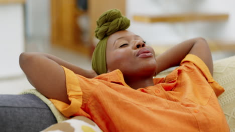 dormir, relajarse y mujer negra en un sofá