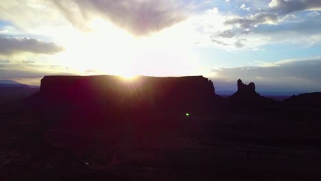 hermosa antena inspiradora al atardecer sobre formaciones rocosas en monument valley utah al atardecer