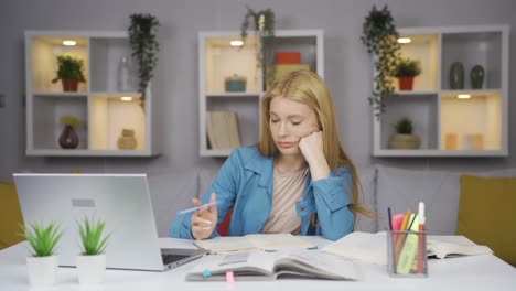 una estudiante desesperada.