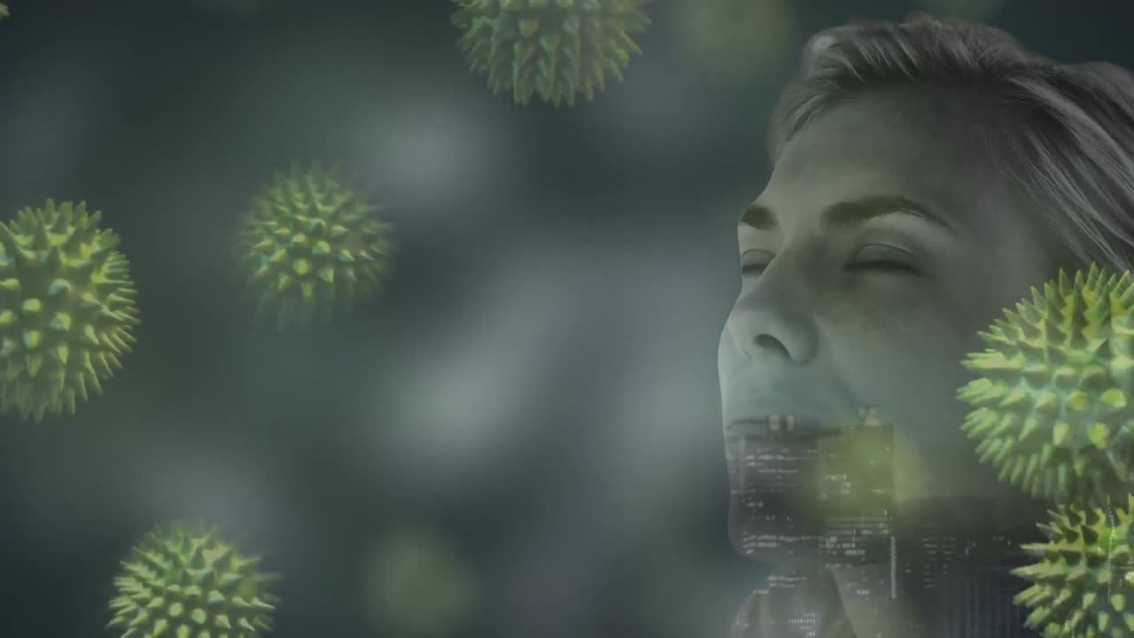 animación de una mujer caucásica con células de covid-19 sobre un paisaje urbano en el fondo.