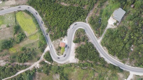 Vista-Aérea-De-Varios-Coches-En-Línea-En-La-Carretera-Serpenteante-De-Montaña-Albanesa