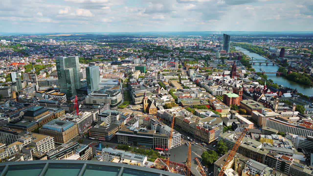 Vista panoramica di Francoforte da un grattacielo, Germania. Diversi edifici residenziali e uffici, grattacieli, fiume Meno