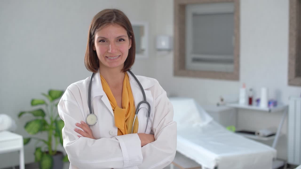 La doctora se cruza de brazos