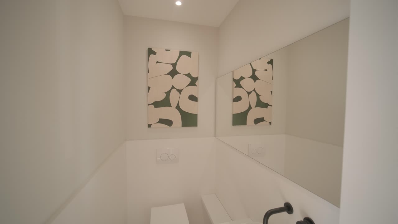 estilo minimal moderno contemporáneo baño blanco brillante con luz natural.