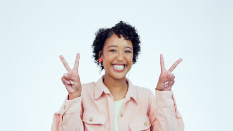 Frau,-Friedenszeichen-Und-Lächeln-Im-Gesicht-Im-Studio