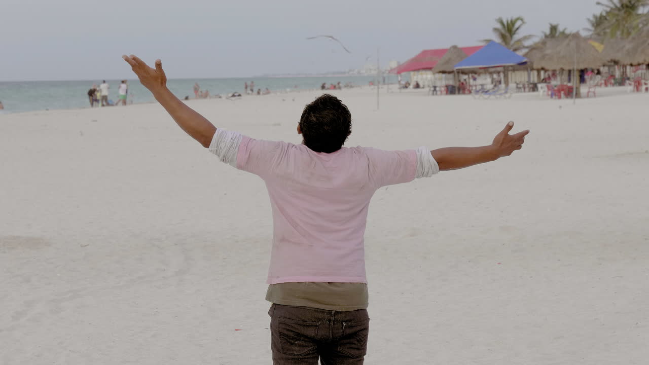 두 팔을 벌려 태양을 바라보는 남자