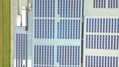 Vista-Aérea-Del-Moderno-Almacén-Con-Paneles-Solares-En-El-Techo.