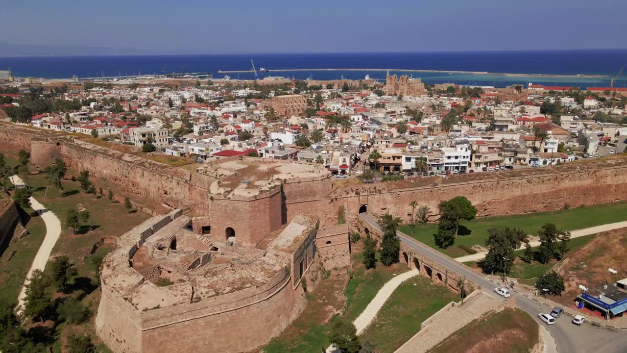 aerial 4k famagusta ciudad amurallada, ciudad antigua y paisajes de varosha en el norte de chipre