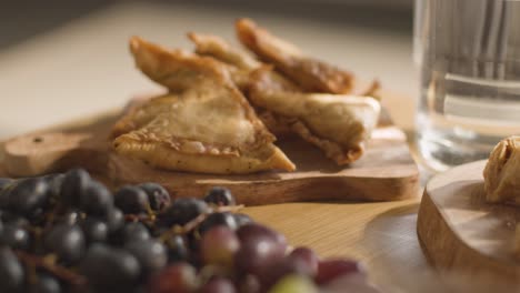 gros plan de la nourriture sur la table familiale musulmane dans la maison pour un repas célébrant l'aïd 8