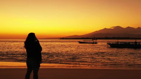 Philippinen,-Mädchen-Entspannt-Sich-Im-Sand-Des-Tropischen-Strandes-Während-Des-Goldenen-Sonnenaufgangs