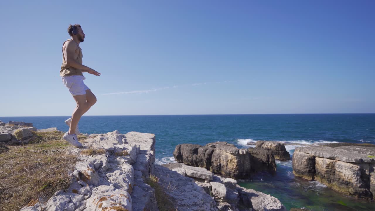 joven haciendo ejercicios deportivos en la playa en un soleado día de verano.