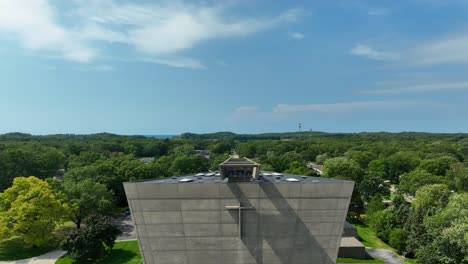 Blick-Auf-Das-Schwarze-Teerflachdach-Des-Gebäudes