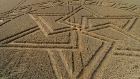 oeste meon campo campo de cebada elaborado geométrico estrella crop circle vista aérea cerrar órbita derecha