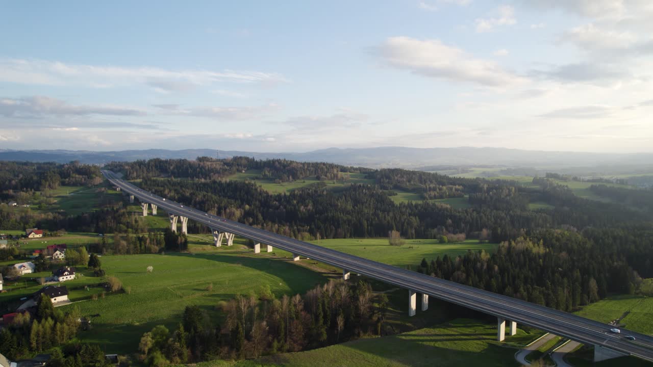 vista aérea de la carretera en impresionantes paisajes montañosos al atardecer
