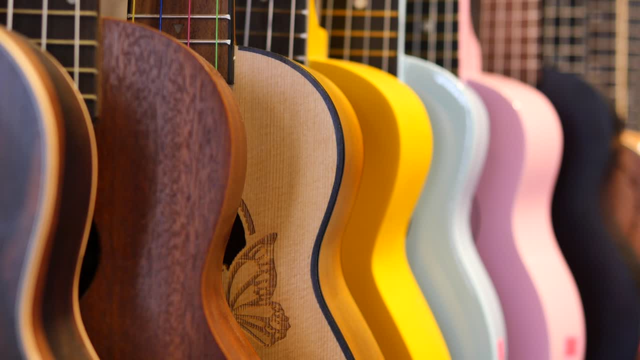 ukuleles coloridos en una tienda