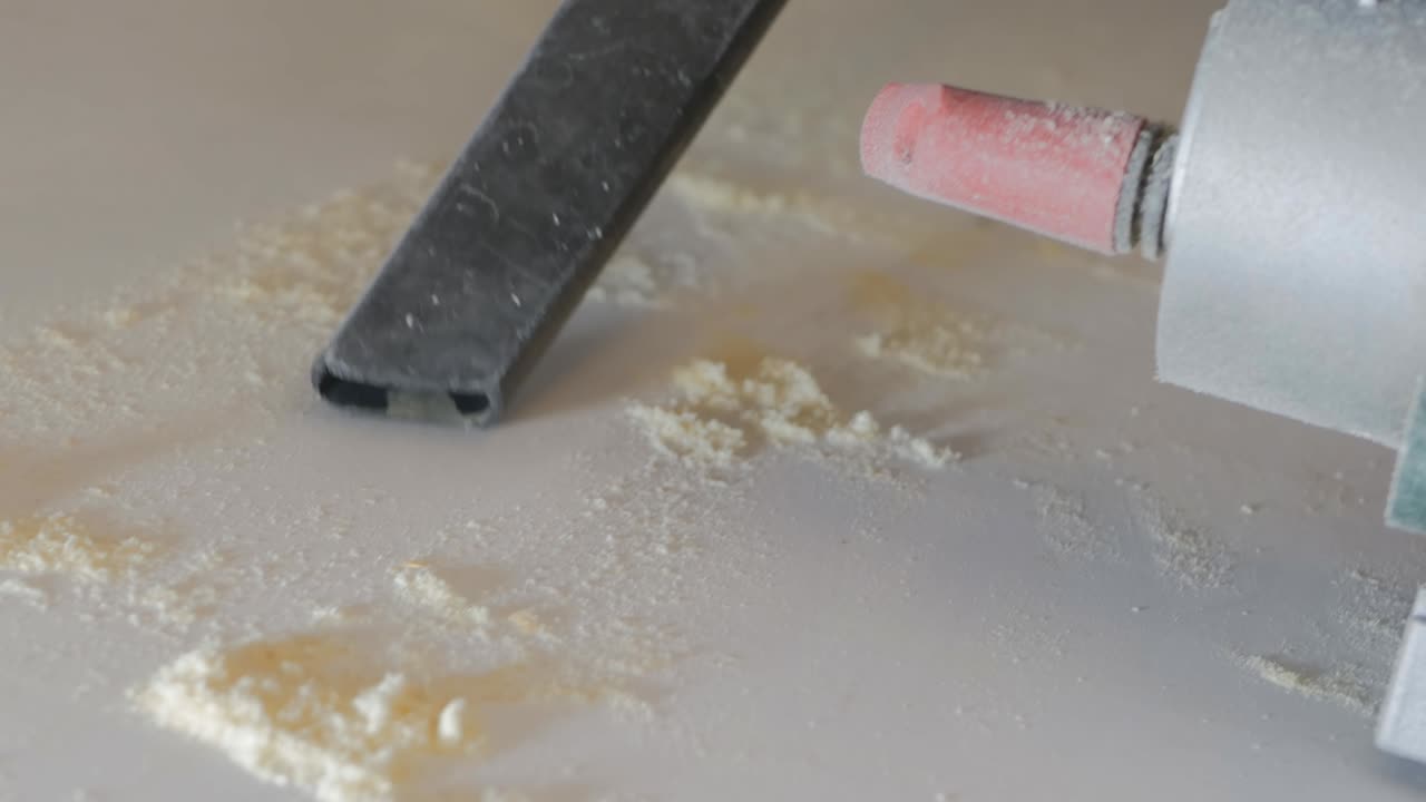 carpintero carpintero elimina el aserrín y el polvo de la máquina con una aspiradora.