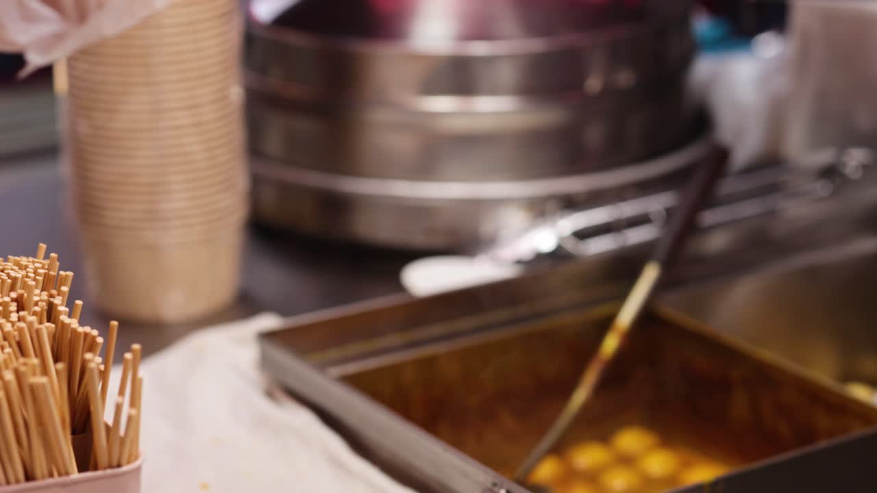 el vendedor prepara comida en una bolsa de plástico