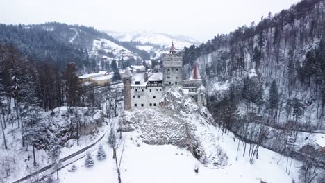 Castillo-De-Bran-Vestido-De-Nieve,-El-Legendario-Paisaje-De-Dracula