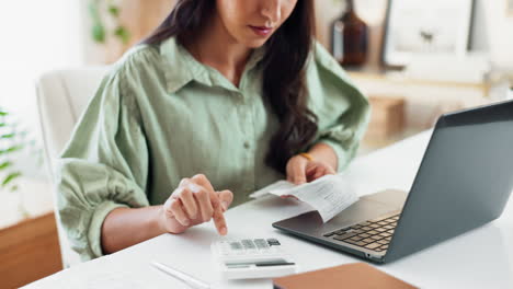 mujer pagando cuentas en casa