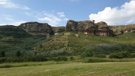 la escénica granja de invitados camelroc moluti acantilados de montaña de arenisca lapso de tiempo en la nube al final de la tarde sobre los acantilados de arenisca cerca de la frontera con lesotho